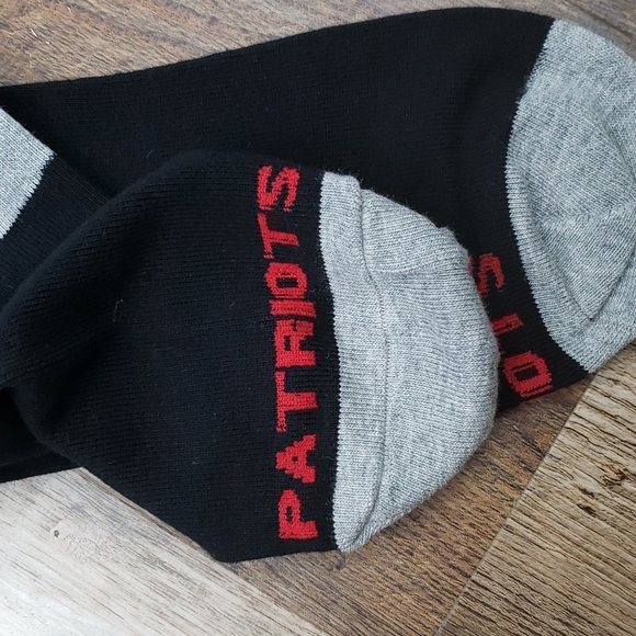 NWT NFL Patriots Black/Gray/Red Crew Socks - Picture 3 of 3